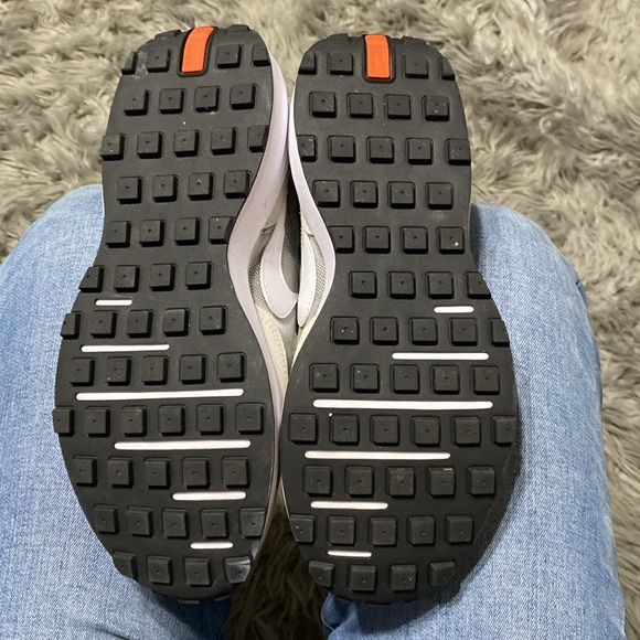 NIKE SNEAKERS SIZE 6 1/2. - Picture 6 of 7